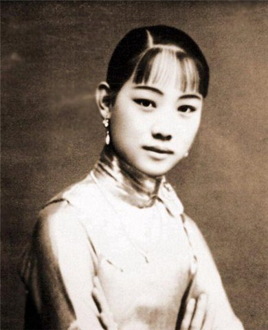 显示梅葆玖的母亲名字叫做福芝芳,她其实并不是梅兰芳的第一个妻子
