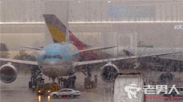 韩国两客机发生碰撞事故 客机尾翼被切引发火灾
