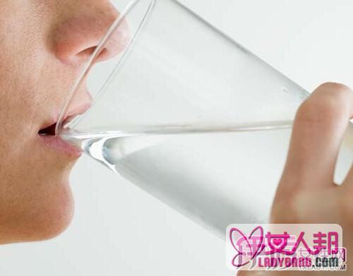 >喝盐水清肠排毒方法有哪些 专家教你如何喝出健康