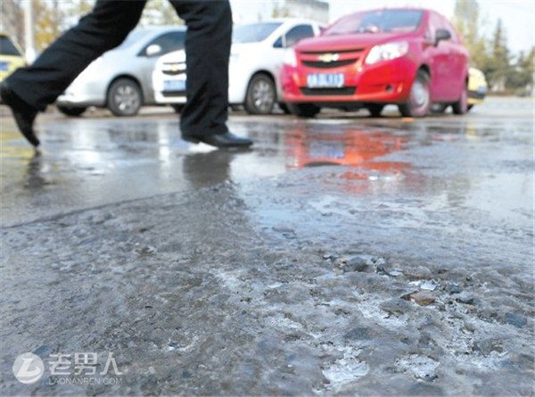 路面结冰老太摔骨折 洒水车闯祸被家属追责