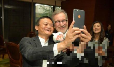 >马云和好莱坞著名导演斯皮尔伯格自拍 定制版苹果iPhone曝光