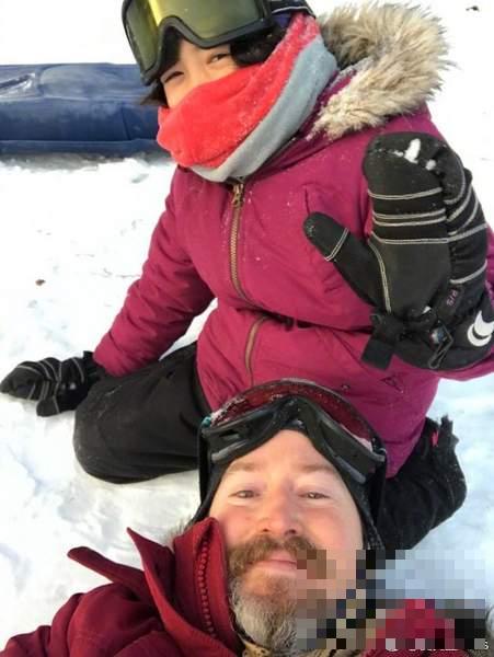 Poppy夏天最新照片：大冬天与爸爸夏克立滑雪锻炼