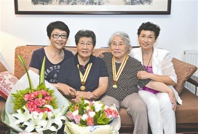 米瑞蓉家族 成都女企业家米瑞蓉一家四人同获勋章
