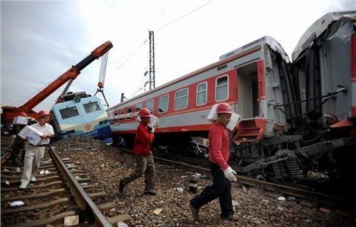 >湖南郴州两辆火车相撞致3死60余伤(组图)