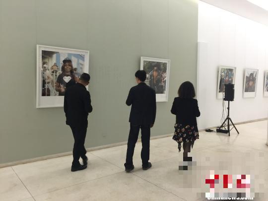 法国艺术家马伊·卢卡斯“青年”摄影展昆明开幕