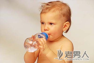 >宝宝喝水要适量 喝多小心水中毒