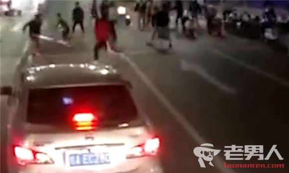 广西南宁街头发生聚众斗殴事件 警方已展开侦查