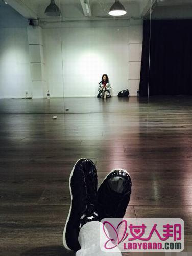 蔡卓妍独坐舞蹈室自拍 潮鞋抢镜