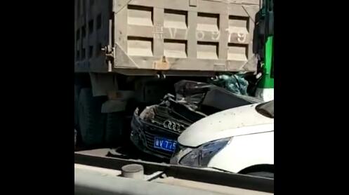青州发生车祸 现场相当惨烈造成20人受伤