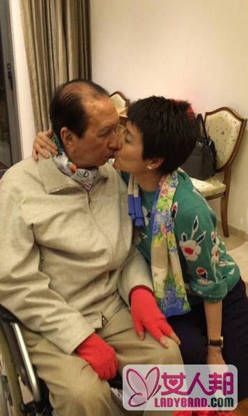 94岁赌王何鸿燊与四太办庆生 烧烤派对甜蜜亲吻（图）