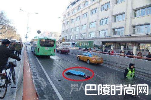 台湾15岁女生公交上嬉闹被推车外遭碾压死亡 谁的错？