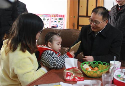 湘潭市副市长陈小山“六一”看望慰问儿童