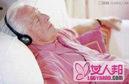 老人睡觉听音乐缓解打鼾症状