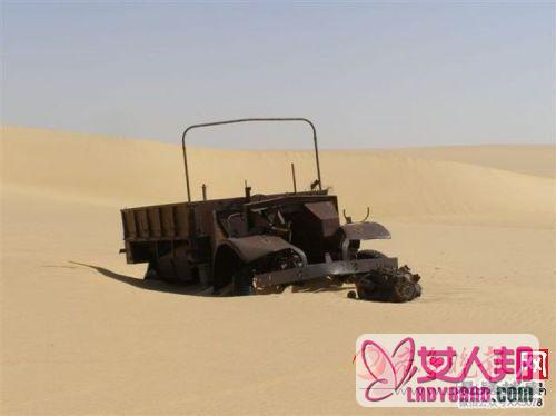 他们在沙漠里发现了一辆被弃用的汽车，真相令人震惊！