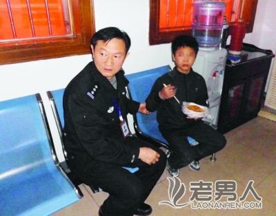 父母离异 9岁男孩怀揣800元从云南来南京找妈吗（图）