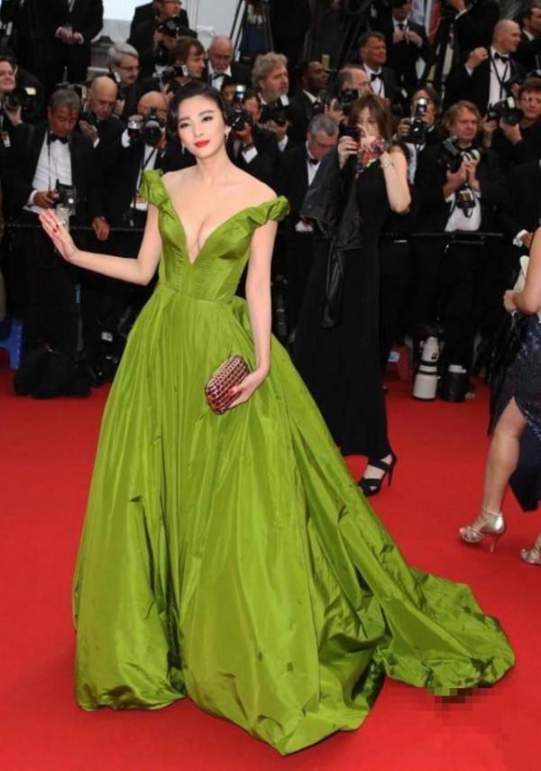 女明星穿绿裙子大比拼：杨幂性感，杨颖性感靓丽，来看看吧！