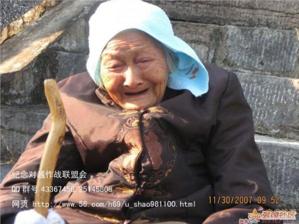 >烈士赵占英的老母亲 《妈妈 我等了您20年》对越自卫反击战烈士母亲看望牺牲20年的儿子