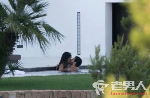 著名女星蕾哈娜与猛男激吻 泳池激情画面曝光