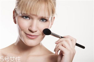 >化妆步骤的正确步骤 新手化妆需要的基本用品