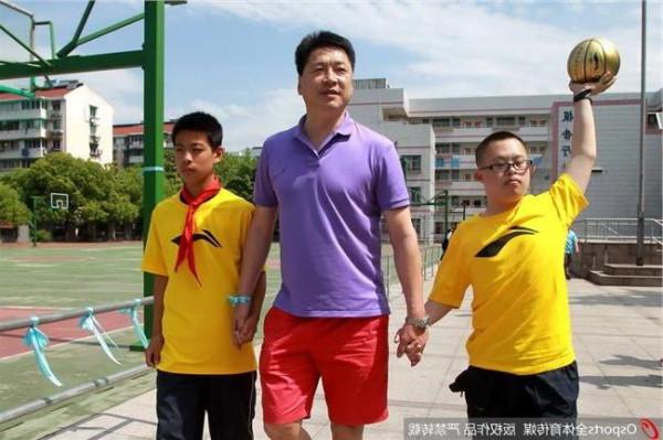 李春江和李京龙 广厦"蓝色关爱":李春江和队员与自闭症儿童互动