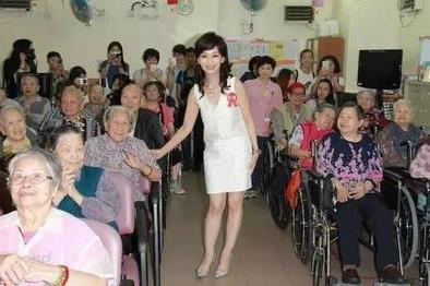 >61岁赵雅芝到敬老院看望同龄老人时 所有人都惊呆了…