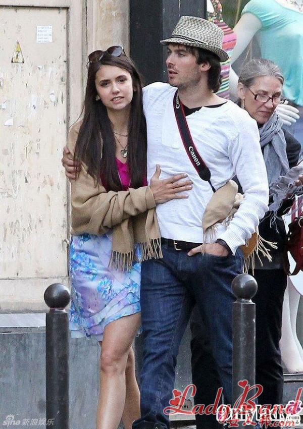 妮娜-杜波夫和男友伊恩游巴黎甜蜜拥抱