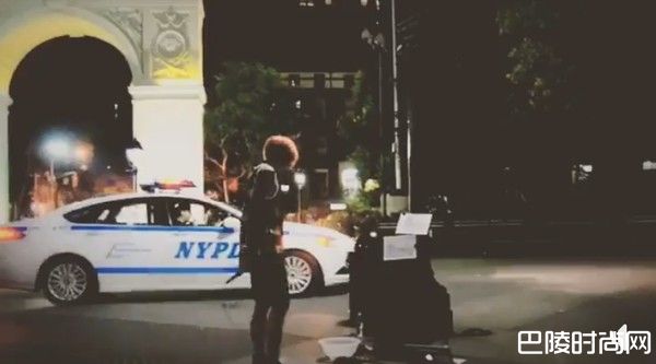 谢和弦街头演唱 引来纽约警察关切