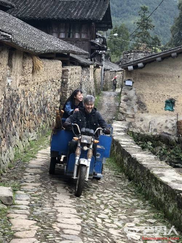 >吴秀波拍戏被偶遇 在农村骑着三轮车十分接地气