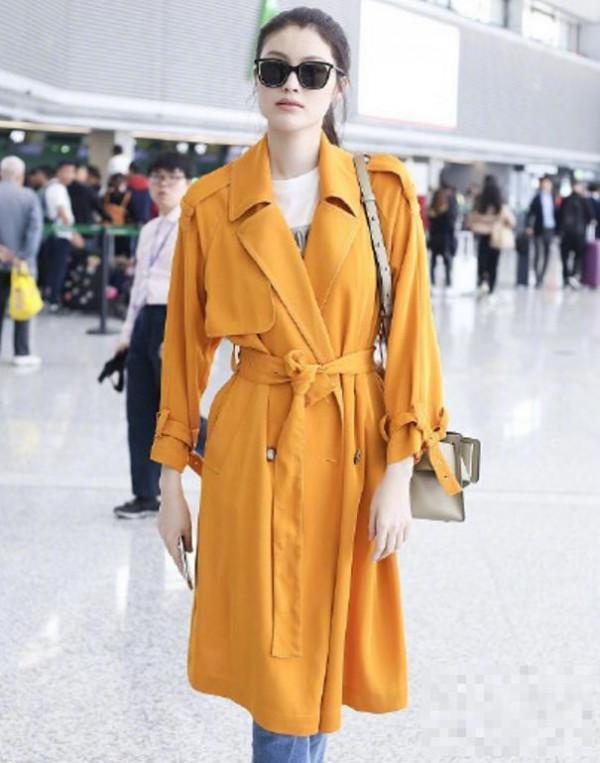 气场两米八！何穗身穿橙色风衣亮相上海机场