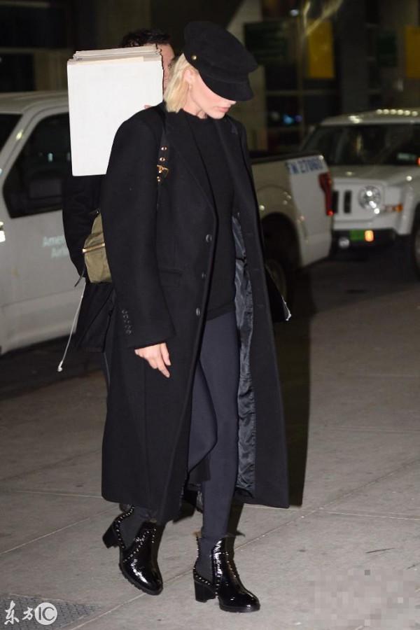 玛格特·罗比深夜抵达肯尼迪机场 疑似在拍新片 全程冷酷低头