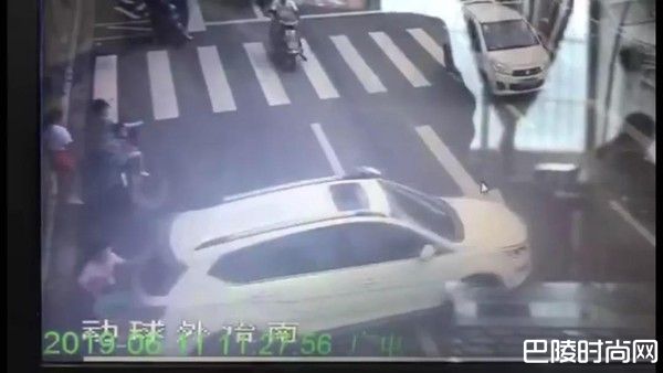 柳州市一辆SUV未拉手煞撞倒婴儿车 1岁男童身亡