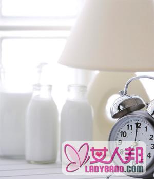 >【低脂牛奶好还是全脂牛奶好】低脂牛奶和全脂牛奶的区别_低脂牛奶和全脂牛奶的功效