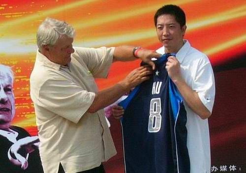 >“中国乔丹”圆梦NBA 小牛队8号球衣赠胡卫东