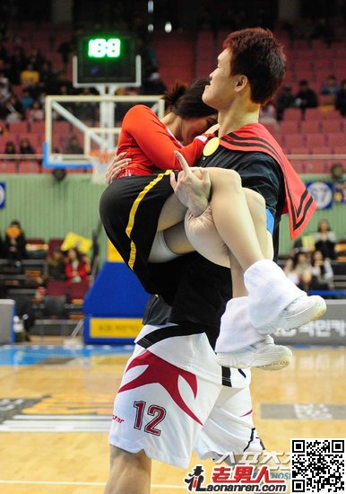 韩国篮球宝贝遭球员熊抱花容失色【图】