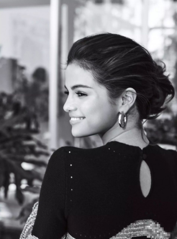 Selena Gomez登9月封面 风格百变唯美胸不变