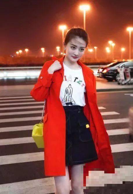 穿上这件红外套的徐璐真是美到无可救药，网友：要取代杨幂了！