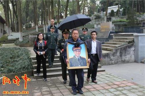 王诚汉黄丽文 王诚汉将军骨灰安放仪式在黄麻纪念园举行