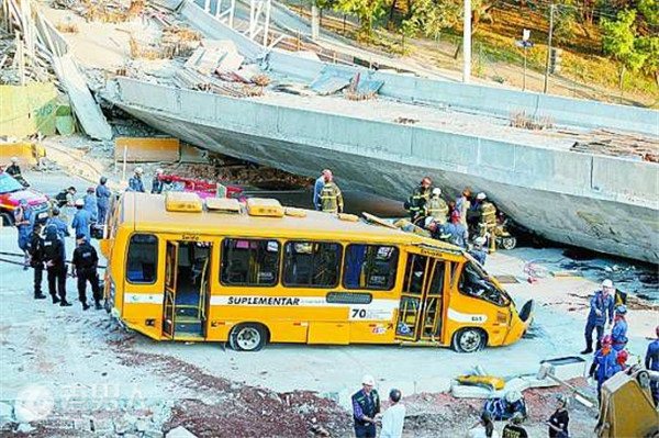哥伦比亚吊桥垮塌 目前已知造成至少7人死亡14人受伤