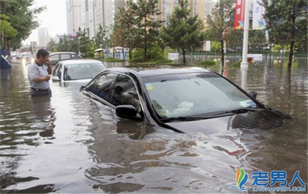>哈尔滨遭暴雨袭击 请注意做好预防措施