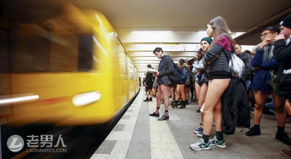 >不穿裤搭地铁活动于柏林举行 现场“无裤”照集锦