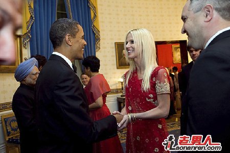 >“蹭饭夫妻”萨拉希夫妇和奥巴马握手照曝光