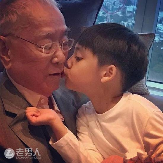 >李嘉欣5岁儿子亲吻97岁爷爷 网友直夸懂事可爱