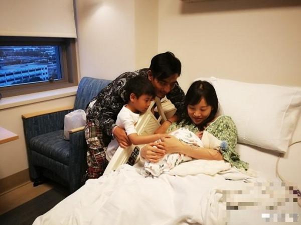 陈龙二胎儿子出生 以后有三个男人保护章龄之好幸福