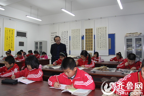 小学老师举办书法作品展 27年坚持辅导学生书法