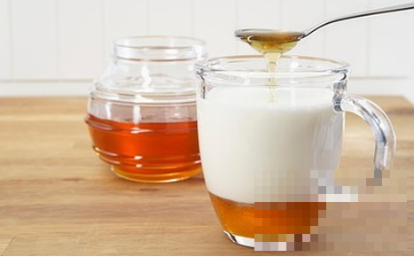>牛奶蜂蜜面膜的功效与作用_牛奶蜂蜜面膜怎么做详解！推荐分类