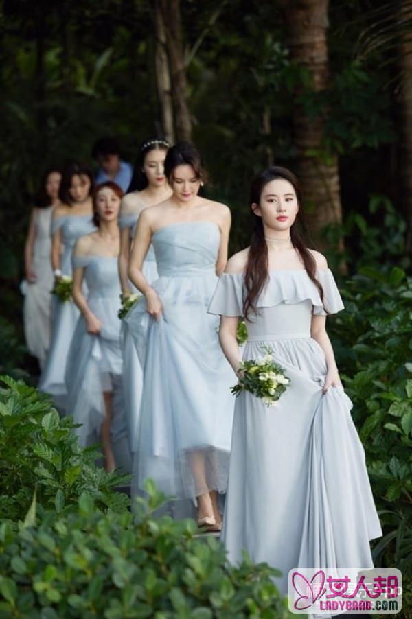>刘亦菲抹胸灰色礼服当伴娘，为什么每次都能把伴娘服穿成仙女裙！