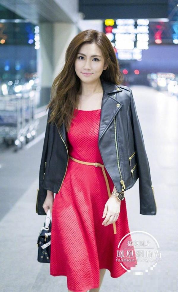 赛琳娜身穿红色一字领连衣裙现身机场，优雅别致，甜美可爱~