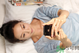 睡前玩手机的危害有哪些?睡前玩手机如何使伤害最小?