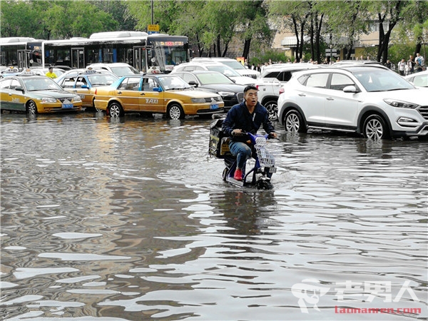>哈尔滨降暴雨 部分路段积水严重车辆被淹