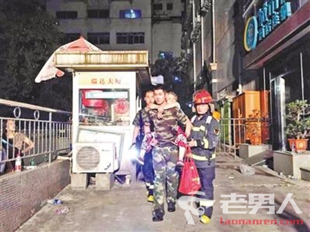 >广州民宅起火 消防官兵成功搜救27名被困群众